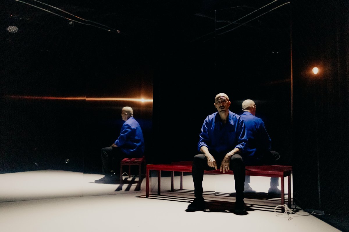 [portrait] <a href="/fanny_imbert/">Fanny Imbert</a> Redwane Rajel, trouver un sens à la peine bit.ly/3VSe3to La vie du comédien a pris un tournant inattendu lorsqu’il a découvert le théâtre alors qu’il était incarcéré au Centre pénitentiaire du Pontet. Repéré par Joël Pommerat qui lui a ouvert la