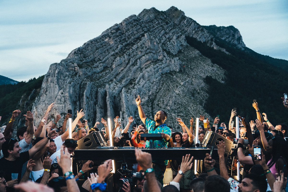 I played Cercle yesterday 😭 <a href="/CercleMusic/">Cercle</a> thank you 🙏🏾♥️ 

📸 <a href="/Maxime_Chermat/">Maxime Chermat</a>