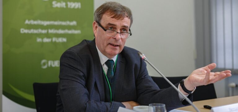 W miniony poniedziałek - 01 lipca 2024 roku w Warszawie odbyło się posiedzenie Komisji Wspólnej Rządu i Mniejszości Narodowych i Etnicznych, w której udział wzięli Rafał Bartek, Bernard Gaida i Ryszard Galla.

wochenblatt.pl/polski-15-letn…