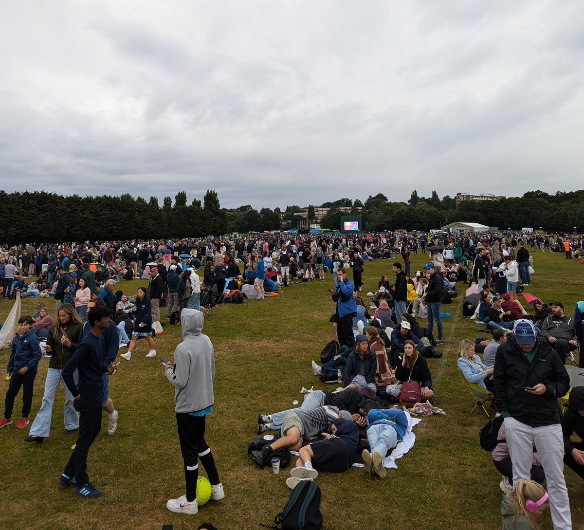 In the Wimbledon queue 🎾