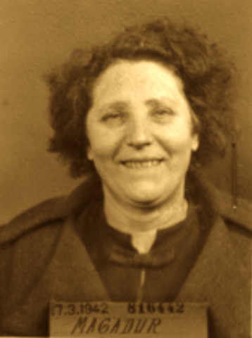 Un sourire à valeur de défi. Elle, la coiffeuse, elle s'est jouée tant de fois des Allemands et de leurs complices français ! Un sourire de vie aussi: bien que déjà âgée de 43 ans, elle vaincra l'enfer des camps et, même infirme, rouvrira son petit salon, à Paris. Louise Magadur.