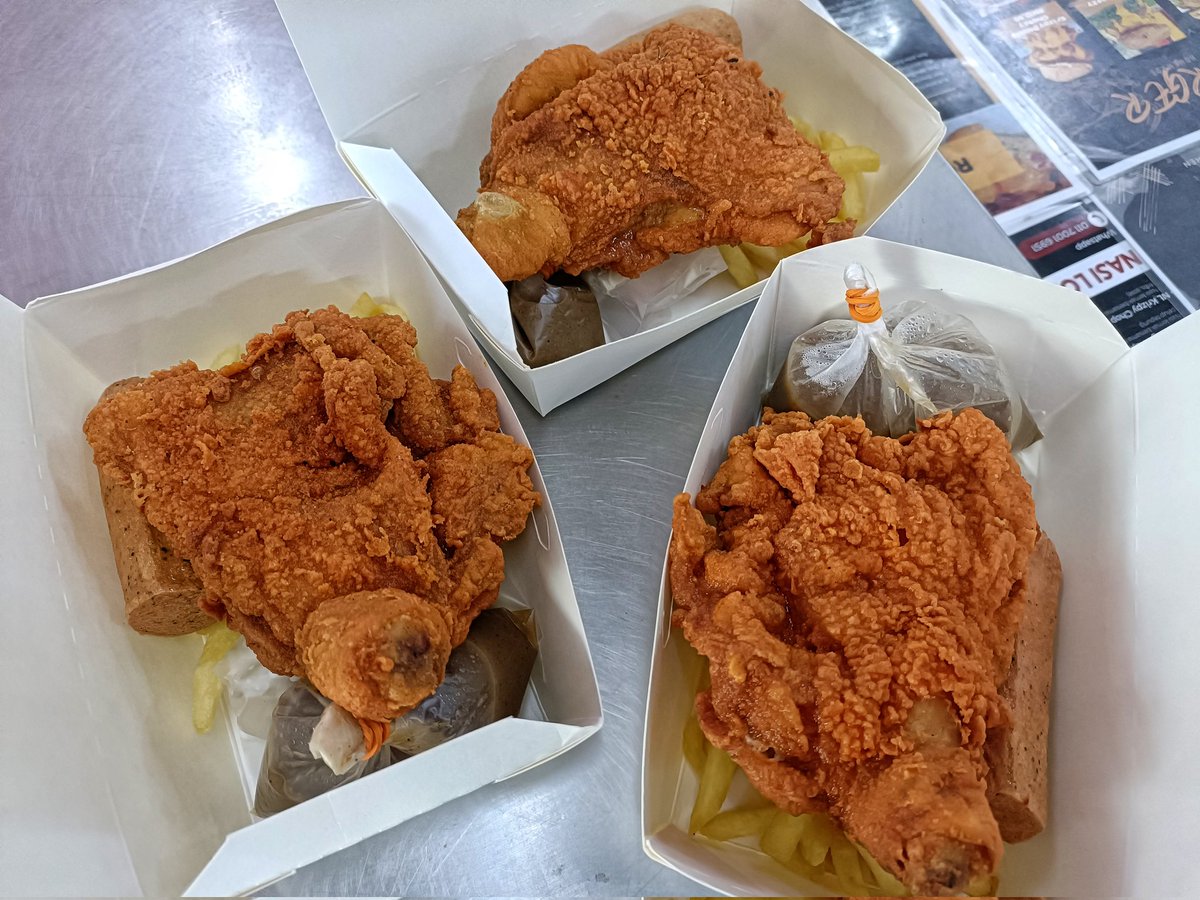 molantaqkitchen's tweet photo. PORT MAKANAN SEDAP DI BATANG KALI
.
Haaa yang berdekatan tu boleh lah datang Molantaq Kitchen dan cuba semua menu yang ada disini
.
Kedai kami berada di Taman Desa Kaloi Ulu Yam Bharu 
Waze @ Google Maps " Molantaq Kitchen "
Waktu Operasi : 5.30 Ptg - 11.30 Mlm
#makanansedap https://t.co/0itzGxqRCp