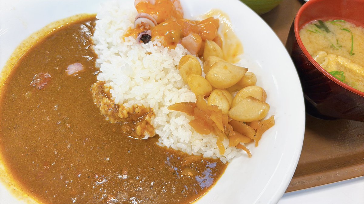 すき家にニンニクシーフードカレーとやらがあって気になったから頼んでしもた！
美味しんかな🙄
