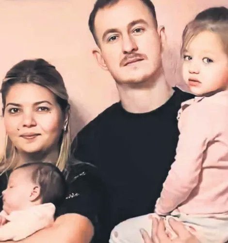 Bundan 3 ay önce bir Alman ırkçı bu Türk aileyi yakıp bu mutlu aile görüntüsünü tok etti.

1 tane Alman siyasetçi ağzını açıp yorum yapmadı. cenazelerine bile gelmediler 

Şimdi bir futbolcumuz bozkurt yaptı diye faşizm dersi vermeye kalkıyor ardı ardına mesajlar paylaşıyorlar!