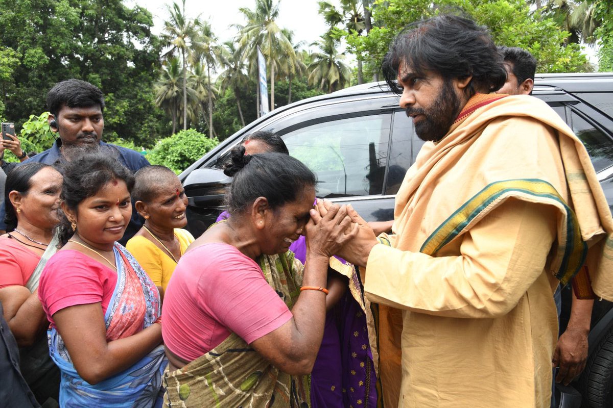 ఉప్పాడ సముద్రపు కోత సమస్యకు శాశ్వత పరిష్కారం చూపండి.

• సమస్యకు శాస్త్రీయ పరిష్కారం వెతకండి.
 
• ఉప్పాడ తీర ప్రాంతాన్ని పరిశీలించిన ఉప ముఖ్యమంత్రి శ్రీ <a href="/PawanKalyan/">Pawan Kalyan</a> గారు.
• మారిటైం బోర్డు, కేంద్ర ఖగోళశాస్త్ర మంత్రిత్వశాఖ అధికారులతో కలసి తీర ప్రాంతంలో పర్యటన 🙏