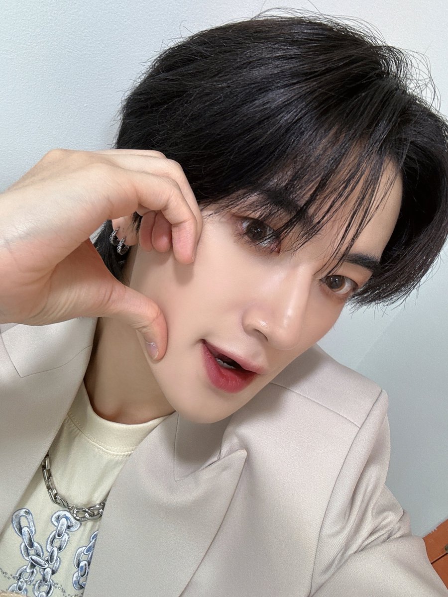 TRENDZ_OFFCL's tweet photo. [#윤우]

이번주 쇼챔으로 스타뜨🐺🔥

#FROM_TRENDZ #TO_FRIENDZ #TRENDZ #트렌드지 https://t.co/HDv3ZZSV4P