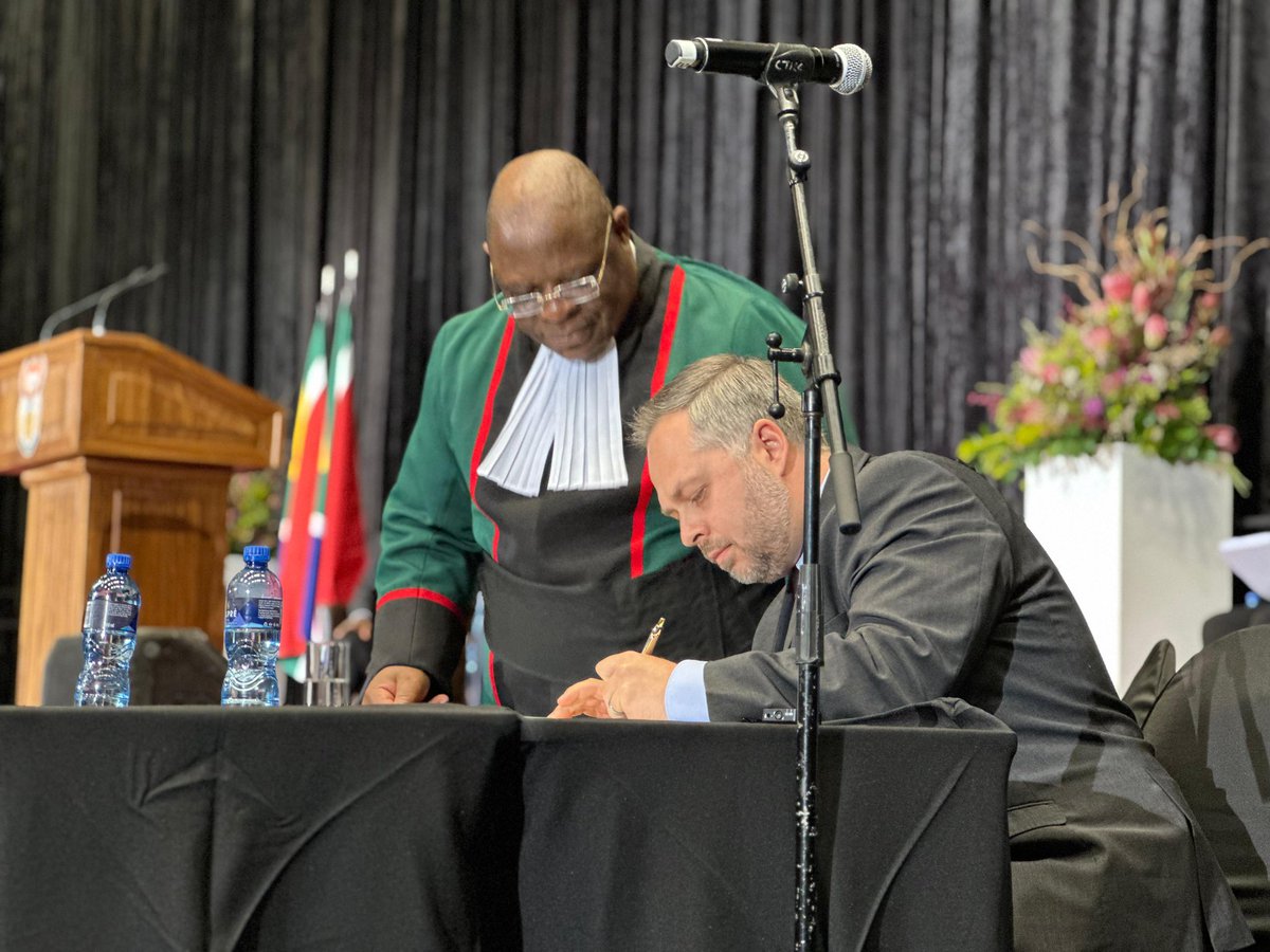 Leon_Schreib's tweet photo. I have taken an oath to serve the people of South Africa faithfully and to the best of my abilities as Minister of Home Affairs. This department is central to all of our lives and I will work hard to reform it to serve all South Africans with dignity and diligence. https://t.co/4gFT37TZrK