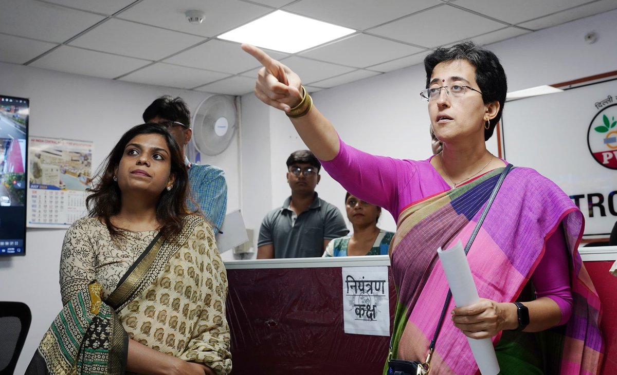दिल्ली में बारिश के बीच आज PWD हेडक्वार्टर स्थित सेंट्रलाइज्ड मानसून Control Room का निरीक्षण किया। 

इस कंट्रोल रूम द्वारा शहर भर के सभी गंभीर जलजमाव वाले स्थानों पर CCTV द्वारा कड़ी नजर बना कर रखी गई है। ग्राउंड स्टाफ द्वारा भी लगातार संभावित जलजमाव वाले स्थानों का निरीक्षण