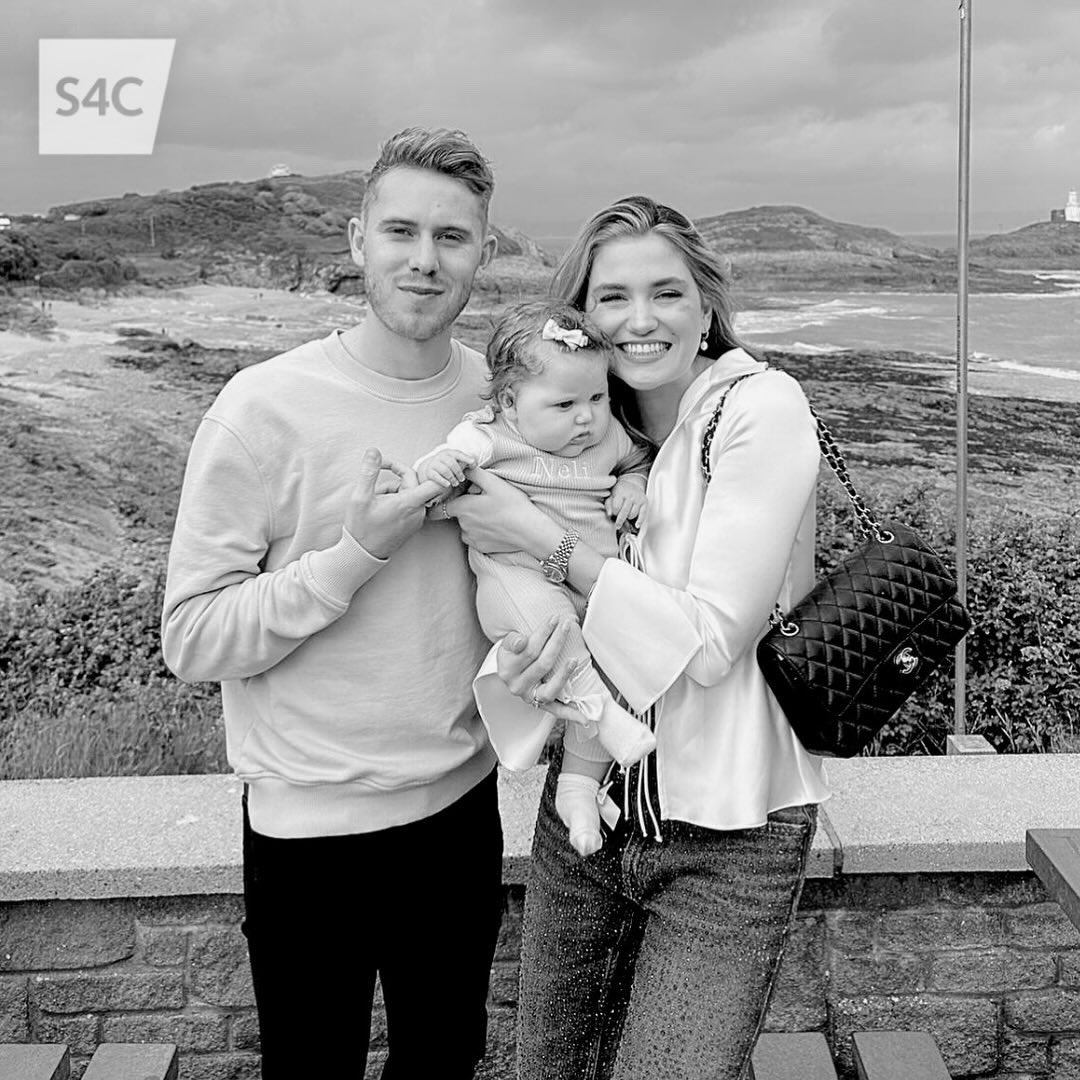 O’r bwmp i’r babi 💖

5 months in 👉 5 months out

Mae hi’n dywysoges y tywydd, mae e’n bêl-droediwr proffesiynol ac mae newid mawr wedi bod i’w bywydau…Neli fach 🫶

Cyfres realiti NEWYDD | New Reality Series : Tanwen &amp; Ollie 🍼

📆 Heno | Tonight
🕣 20:25
📺 S4C, S4C Clic &amp;