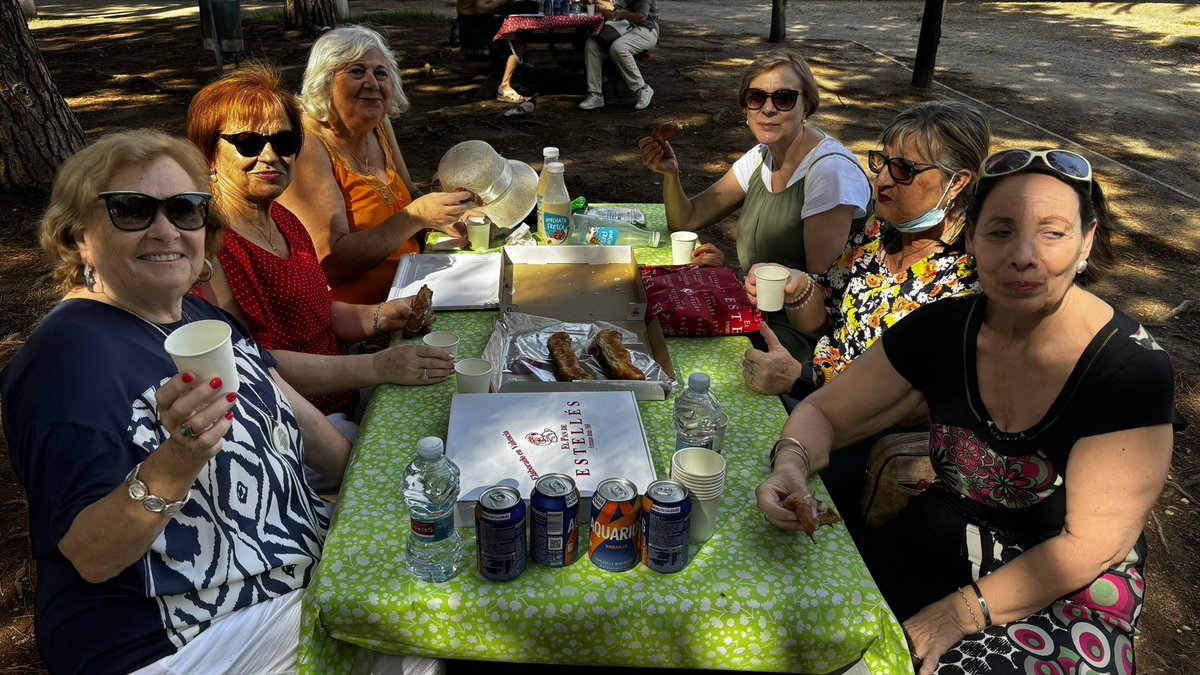 NitzaMedina's tweet photo. Jornada de verano ☀️ con #GeneraciónValores, proyecto que combate la soledad en personas mayores de la comunidad valenciana.
En esta instancia han disfrutado de esta actividad participativa, compartiendo y disfrutando de comida, música y baile 💃🏻 https://t.co/7CqdfpaYc4