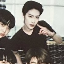 he looks so freaking hot with this hairstyle