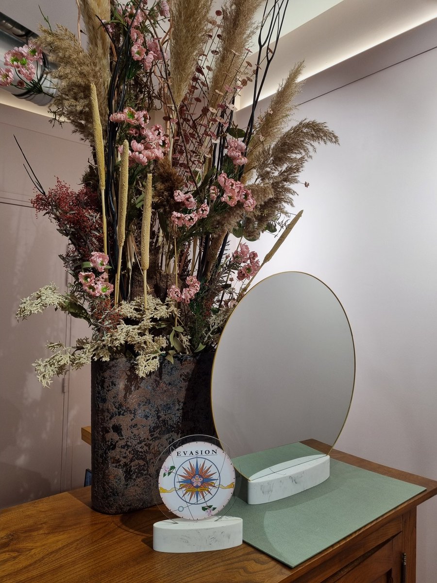 BerquerPhilippe's tweet photo. Décoration de comptoir réalisée par L'odyssée du Lys à Dieppe et dirigée par sandrine lavielle #Decoration #Fleurs #Comptoir #Boutique #Maroquinerie #Bouquet #Vase #Inflorescence #Embellissement #Plante #Grappe #Dieppe https://t.co/gMpoq9l3sy