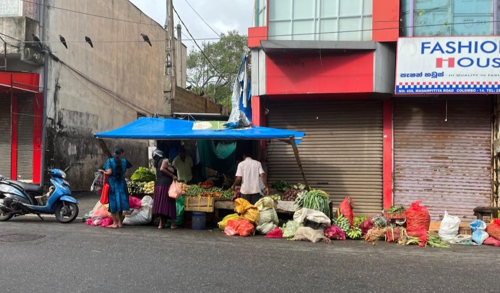 Food Equity Centre (@foodequityctr) on Twitter photo Food environments are a crucial part of food systems. In Sri Lanka, <a href="/colombourbanlab/">colombourbanlab</a> and <a href="/IDS_UK/">Institute of Development Studies</a> studied how people interact with markets, to show how rising costs limit access to fresh fruit + vegetables ids.ac.uk/opinions/mappi…
<a href="/AniGooneratne/">Anisha</a> <a href="/leah_salm/">Leah Salm</a> <a href="/nicknisbett/">nicholas nisbett</a> <a href="/iromip/">Iromi Perera</a> Food environments are a crucial part of food systems. In Sri Lanka, <a href="/colombourbanlab/">colombourbanlab</a> and <a href="/IDS_UK/">Institute of Development Studies</a> studied how people interact with markets, to show how rising costs limit access to fresh fruit + vegetables ids.ac.uk/opinions/mappi…
<a href="/AniGooneratne/">Anisha</a> <a href="/leah_salm/">Leah Salm</a> <a href="/nicknisbett/">nicholas nisbett</a> <a href="/iromip/">Iromi Perera</a>