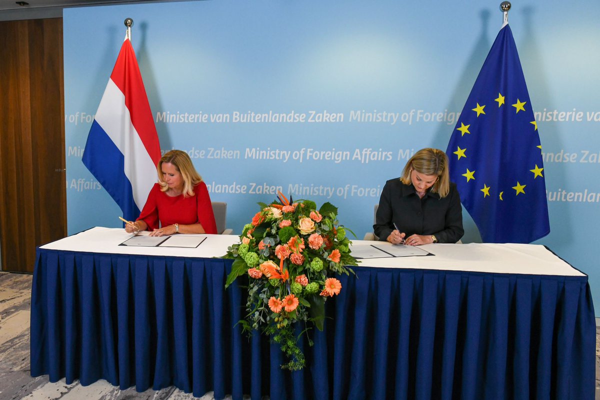 Mijn laatste handtekening als minister voor Buitenlandse Handel en Ontwikkelingssamenwerking is gezet! Mijn taken zijn daarmee overgedragen aan mijn opvolger @ministerBHO , die ik veel succes wens in deze mooie functie!