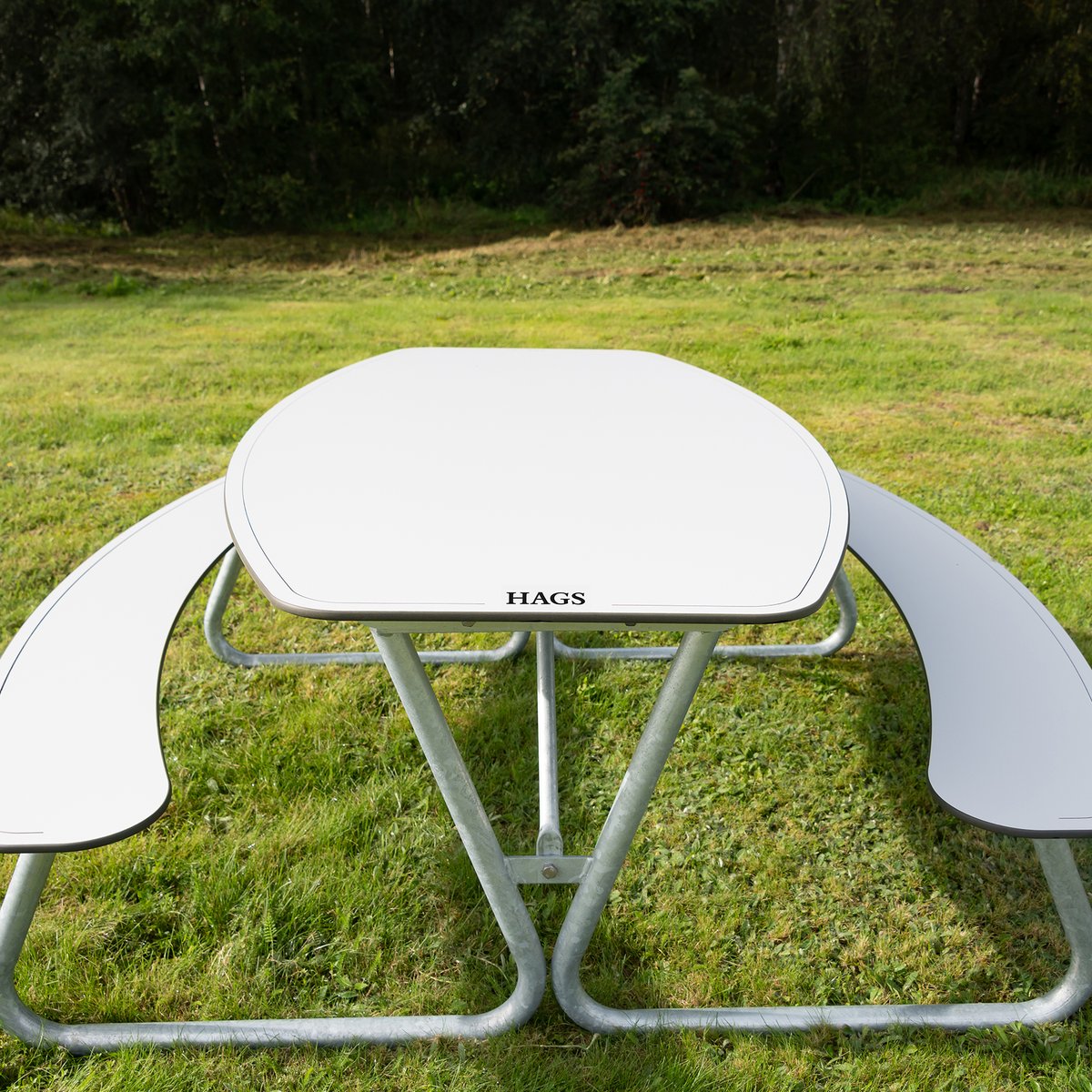 The Linnea Picnic Table features a sleek and modern design that complements any outdoor setting. Its clean lines and stylish appearance add a touch of sophistication to gardens, or any outdoor area.

To view our HPL collection click the link below 👇

i.mtr.cool/euabdlzzuy