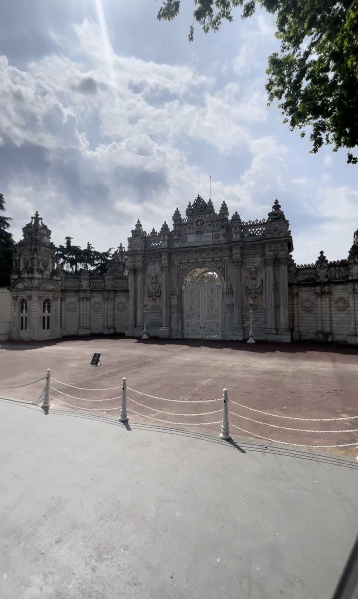 Dolmabahce! Dolmabahce Palace, which gives its name to the district, consists of 285 rooms and 43 halls, and its main structures are; Harem, Mabeyn, Clock Tower, Dolmabahce Mosque.

#busforusistanbul

Dolmabahçe! Semte adını veren Dolmabahçe Sarayı 285 oda ve 43 salondan