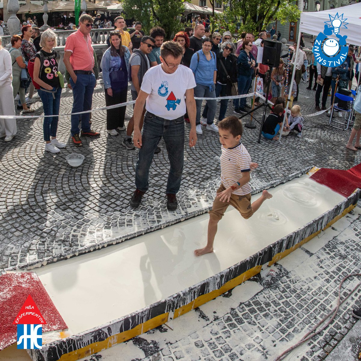 Utrinek z letošnjega Znanstivala:
Lahko tečemo po tekočini? Letos ste lahko to poskusili kar sami. Za vas smo namreč pripravili zmes vode in škroba.
 
V kakšnem razmerju pa ju moramo zmešati, da lahko po zmesi tečemo?

Foto: Branko Čeak