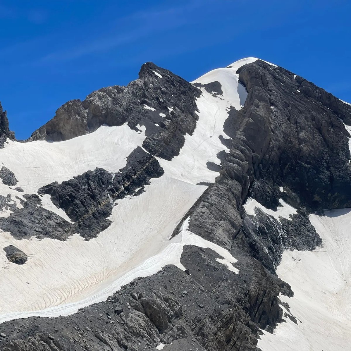 montana_segura's tweet photo. Monte Perdido hace un ratito 📷e info publicada por @GTorla (🤗): Viento  fuerte en altura con sensación térmica de  - 5.
Piolet, crampones y saber usarlos imprescindibles.
#Planificaequipaactua 
@112Aragon @internetfam https://t.co/fE8CyxXbVz