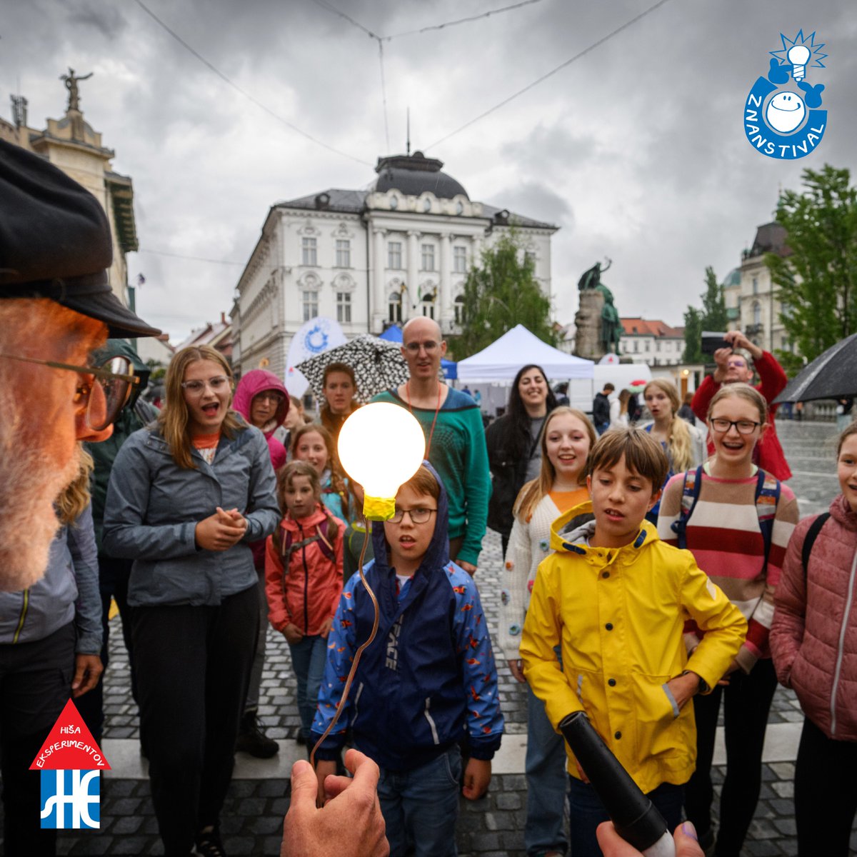 Utrinek z letošnjega Znanstivala:

Brianu se je posvetilo! Žarnico je uspel obdržati v zraku.

Le kako mu je to uspelo?

Foto: Domen Pal