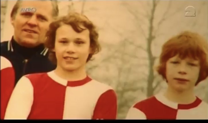 Hij schittert dezer dagen in #studiofussball met zijn aanstekelijke relativeringsvermogen. Tip voor jonge kijkers: kijk op YouTube naar docu over #marcovanbasten die ik ooit regisseerde voor <a href="/AVROTROS/">AVROTROS</a> . #Studiosport