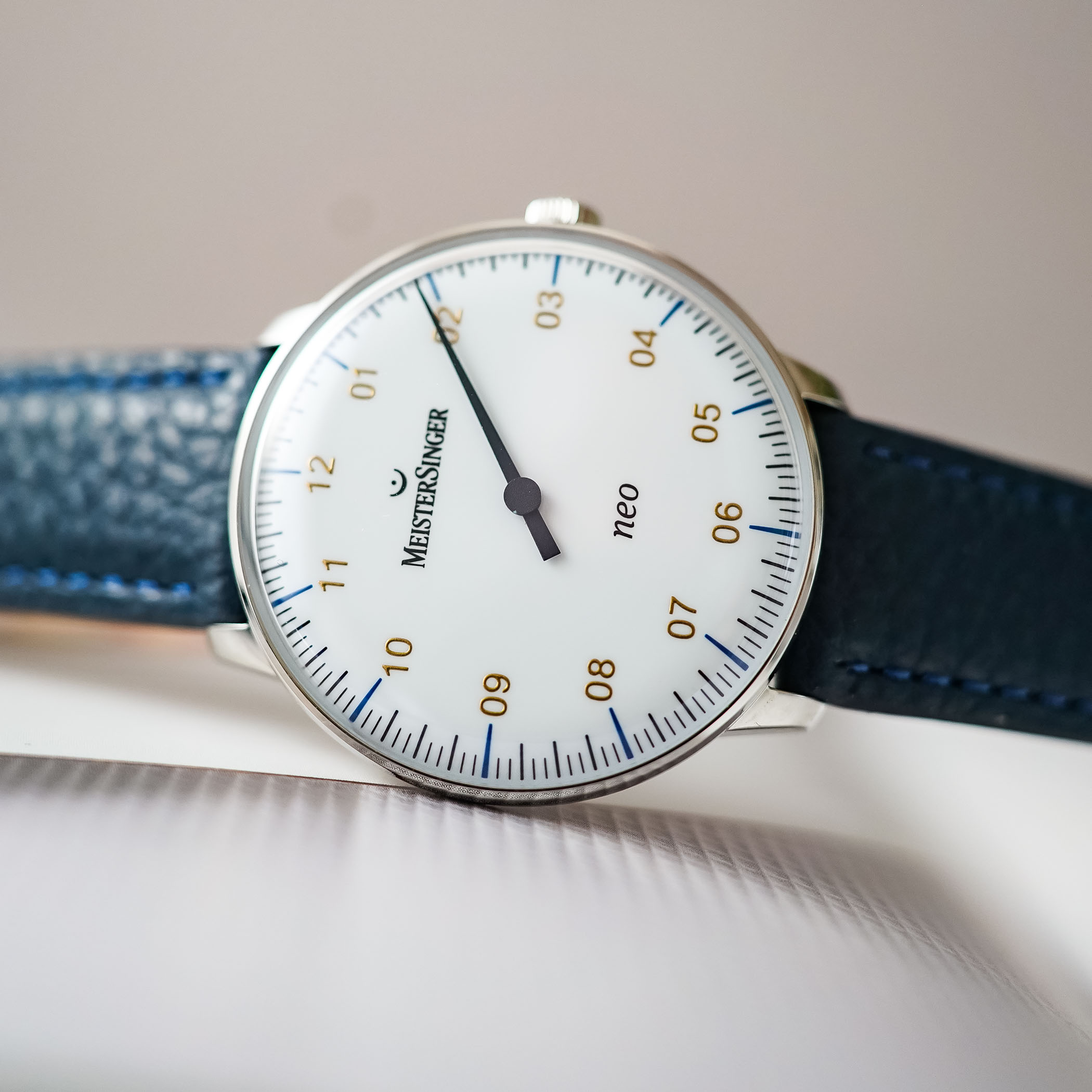MONOCHROME Watches on X Don t let it deceive you. The MeisterSingerMS Neo might look simple but it has enough charisma to live on your wrist for years and years without even a