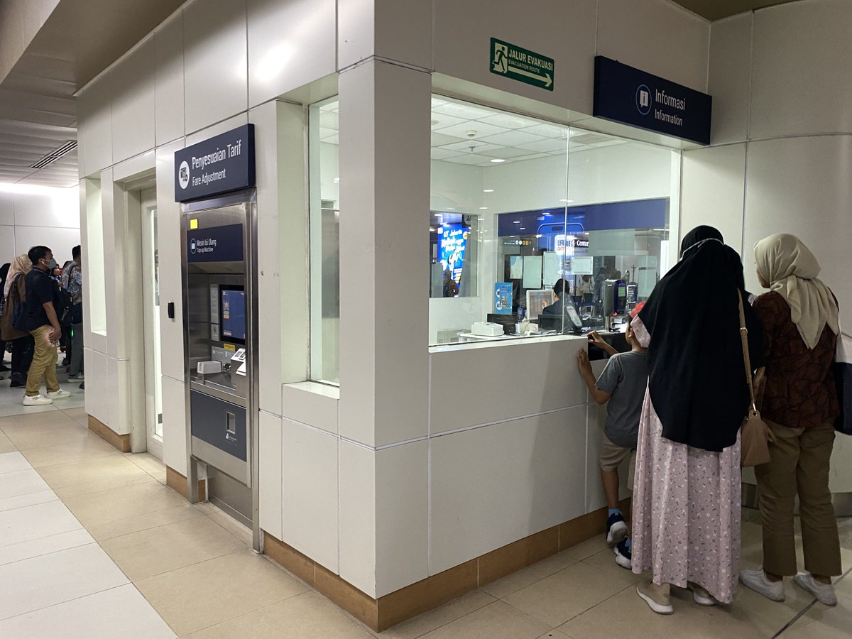 yvrskr's tweet image. masih heran kenapa information center @mrtjakarta ditaruh di tengah-tengah akses gate gini 🤔

padahal space-nya bisa diallocate buat mesin tap yg lebih banyak biar antrian bisa lebih cepet dan ga numpuk