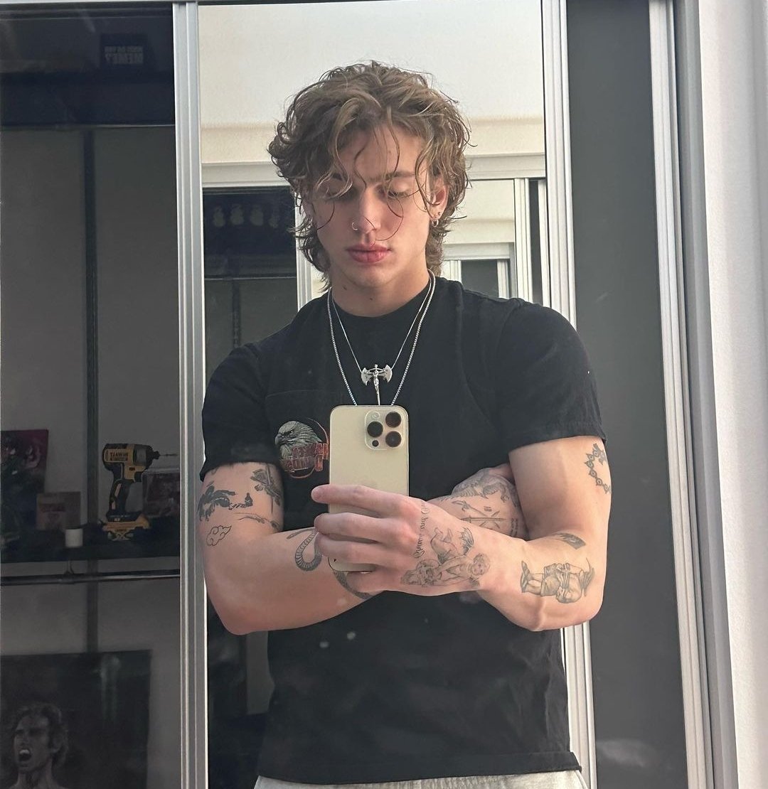 ㅤㅤㅤ

                        𝐒𝐄 𝐁𝐔𝐒𝐂𝐀 
                   ㅤ  ──────
ㅤㅤ
              Alejandro Rodríguez.
              23 años.
              Hermano de <a href="/CHA0T1CS0UL/">‍‍‍ ‍𝓢𝒂𝒓𝒂</a> 
              FC orientativo: Vinnie Hacker.
              + información en dm.
ㅤㅤㅤㅤ