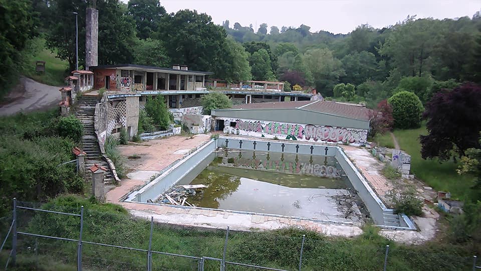 Como cada año toca reivindicar la recuperación del Parque Deportivo de La Felguera, nuestra playa del verano y sede del Club de Tenis LF. Una ciudad no puede perder sus servicios con impunidad. Proponemos: ⬇️