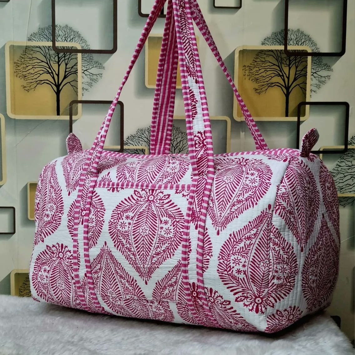 loopitstore's tweet image. *Premium Quilted Duffle*
With zip 
dumping space 
Light in weight 
Inside pocket  
Size 18×13
With broad” base and sides
Heavy duty Strong handles 
Made in India 🇮🇳
*550/- plus shipping*