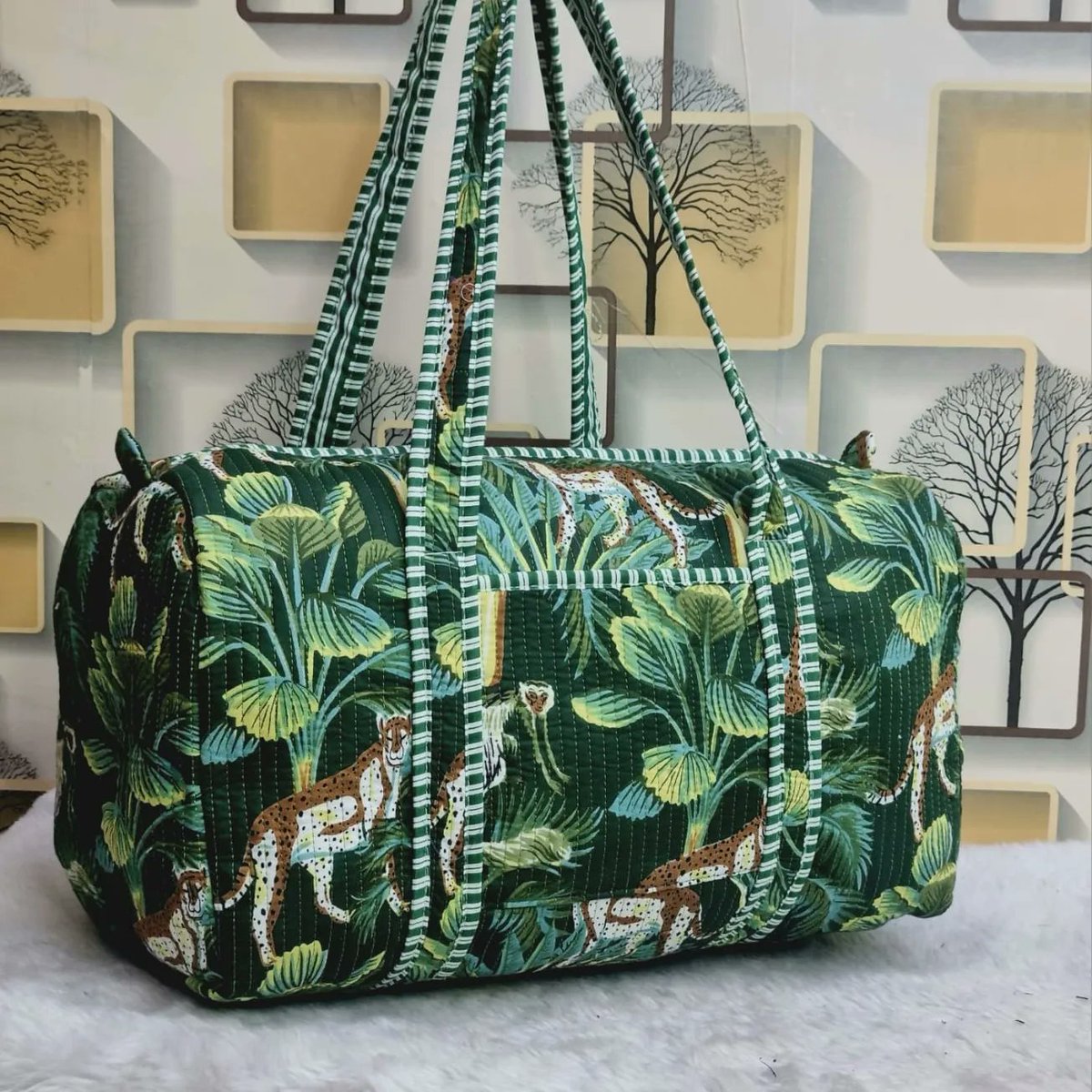 loopitstore's tweet image. *Premium Quilted Duffle*
With zip 
dumping space 
Light in weight 
Inside pocket  
Size 18×13
With broad” base and sides
Heavy duty Strong handles 
Made in India 🇮🇳
*550/- plus shipping*