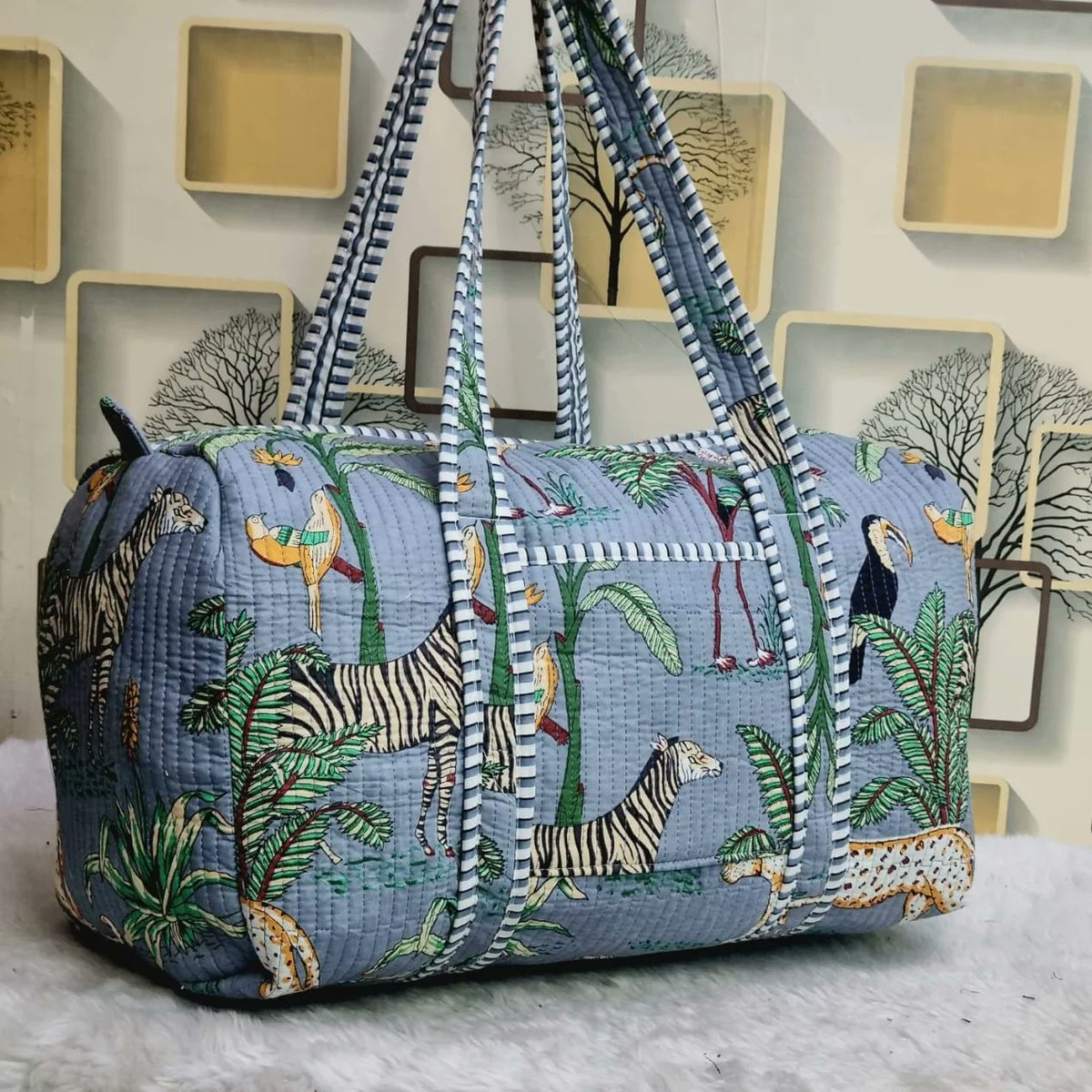 loopitstore's tweet image. *Premium Quilted Duffle*
With zip 
dumping space 
Light in weight 
Inside pocket  
Size 18×13
With broad” base and sides
Heavy duty Strong handles 
Made in India 🇮🇳
*550/- plus shipping*