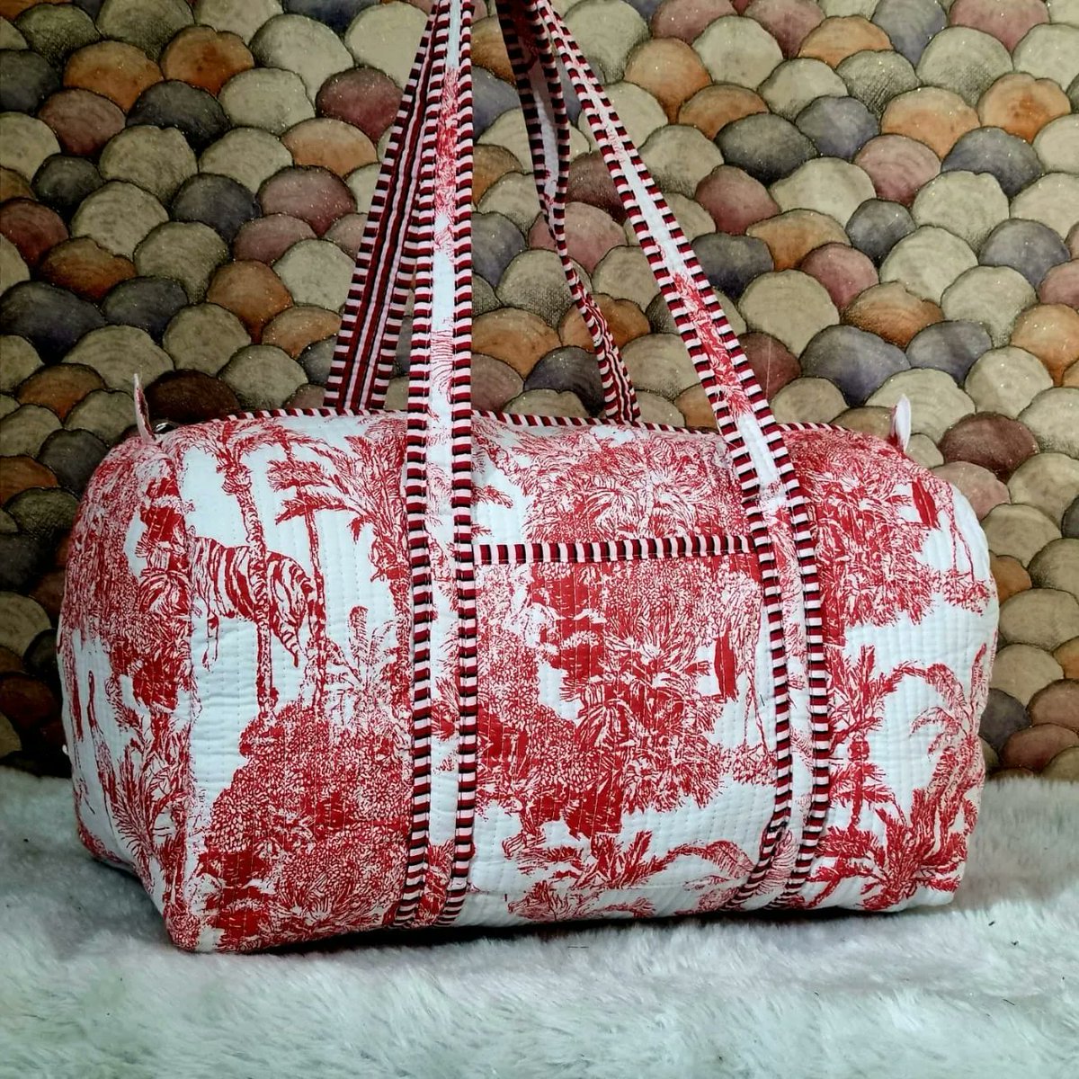 loopitstore's tweet image. *Premium Quilted Duffle*
With zip 
dumping space 
Light in weight 
Inside pocket  
Size 18×13
With broad” base and sides
Heavy duty Strong handles 
Made in India 🇮🇳
*550/- plus shipping*