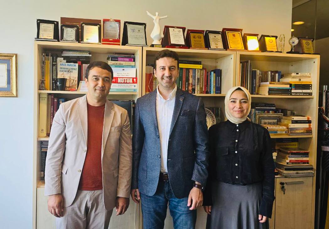 ALFRAGANUSLIVE's tweet photo. TURKIYA | HAMKORLIK

Shu kunlarda Alfraganus universitetining Ijtimoiy fanlar fakulteti dekani Muhamedov Asror Asadovich Turkiyaning Istanbul shahrida xizmat safarida bo’lib turibdi. https://t.co/jXgN4iIoCa