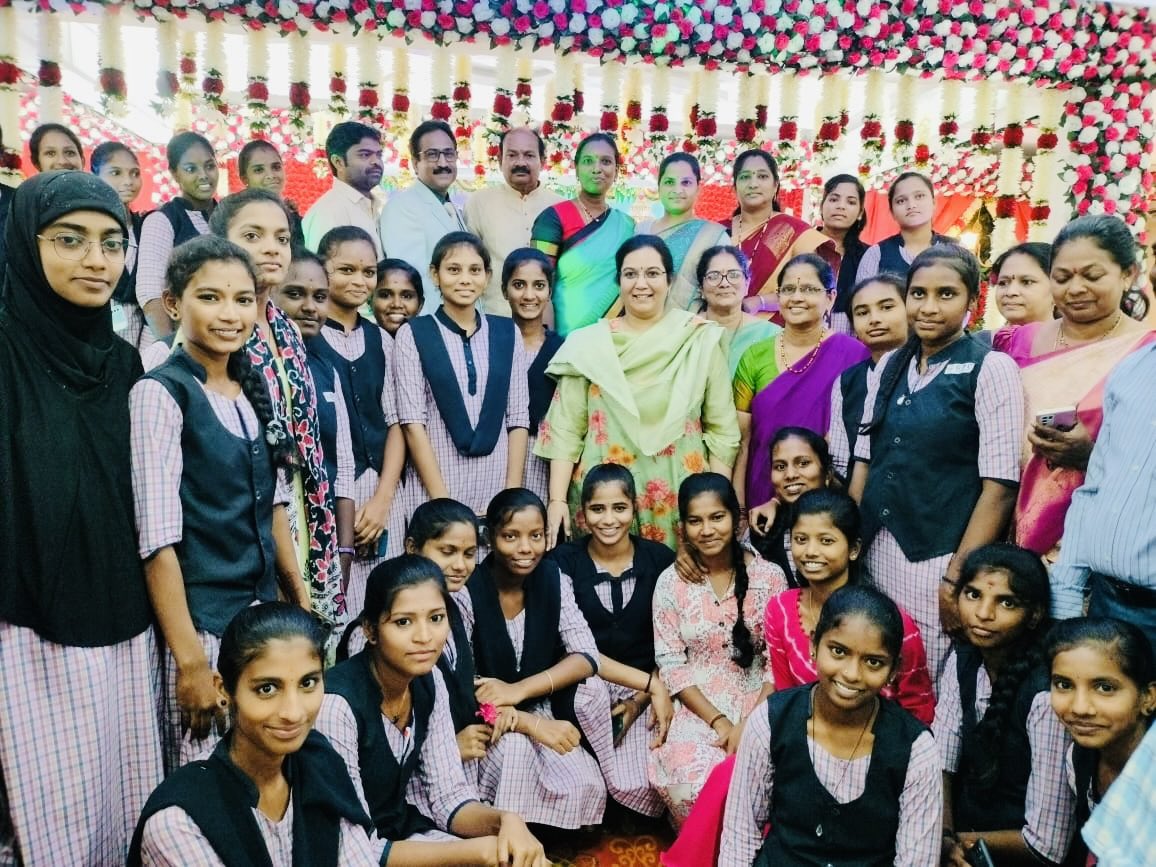 AditiGajapathi's tweet photo. విజయనగరం సంస్కృత కళాశాల రోడ్డు:ఎస్-కన్వెన్షన్లో ప్రభుత్వ డిగ్రీ కళాశాల అధ్యాపకులు డా. జీవియస్ జయపాలరావు గారు, విజయనగరానికి చెందిన 175 మంది ప్రముఖుల జీవిత చరిత్రలతో రాసిన ‘విజయనగరం వెలుగులు’ పుస్తకాన్ని ఆవిష్కరించడం జరిగింది.
తేదీ: 03-07-2024
#BookInauguration #VizianagaramVelugulu #vizianagaram #andhrapradesh #aditiforvizianagaram #aditigajapathiraju