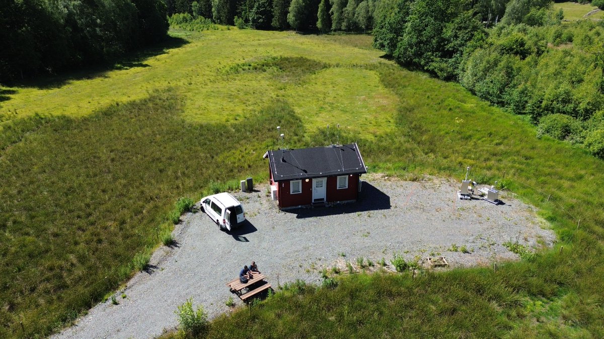 ActrisSweden's tweet photo. @Varun2829 - Varun Kumar from @AarhusUni and Erik Ahlberg from @lunduniversity shooting some drone films and pictures from @ActrisSweden @ACTRISRI
Swedish station @SE_Htm Hyltemossa field site at the meadow. https://t.co/DYKq4gPBdW