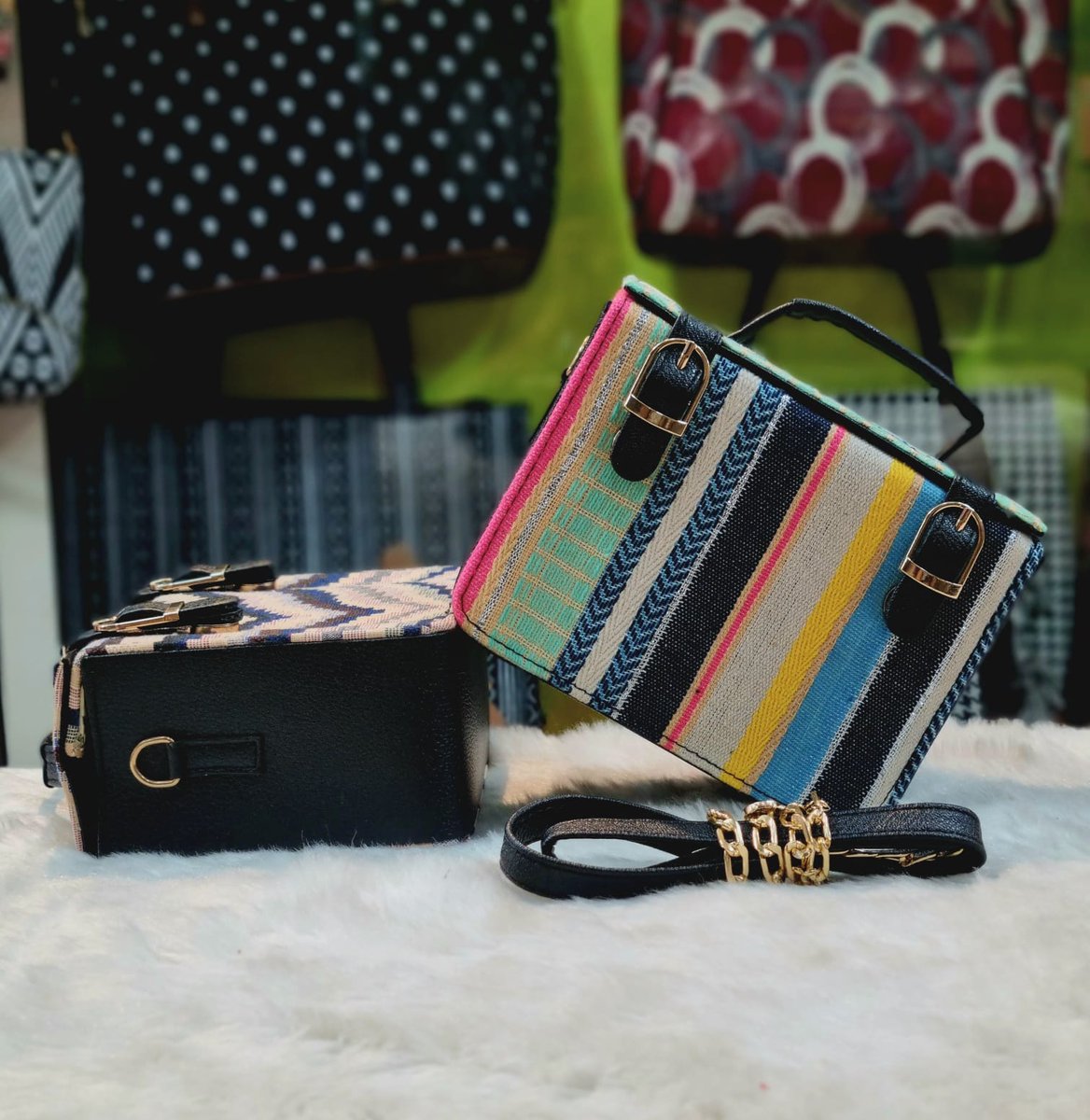 loopitstore's tweet image. *BOX SLING*
QUALITY 👌🏿 
HIGH GRADE RUG MATERIAL 
RICH QUALITY 
SINGLE PARTITION 
INSIDE SLIP POCKET 
DETACHABLE SLING BELT 
FRONT MAGNETIC CLOSURE 
SIZE 7 ” x 6”
MADE IN INDIA 🇮🇳
*450/- PLUS SHIPPING*