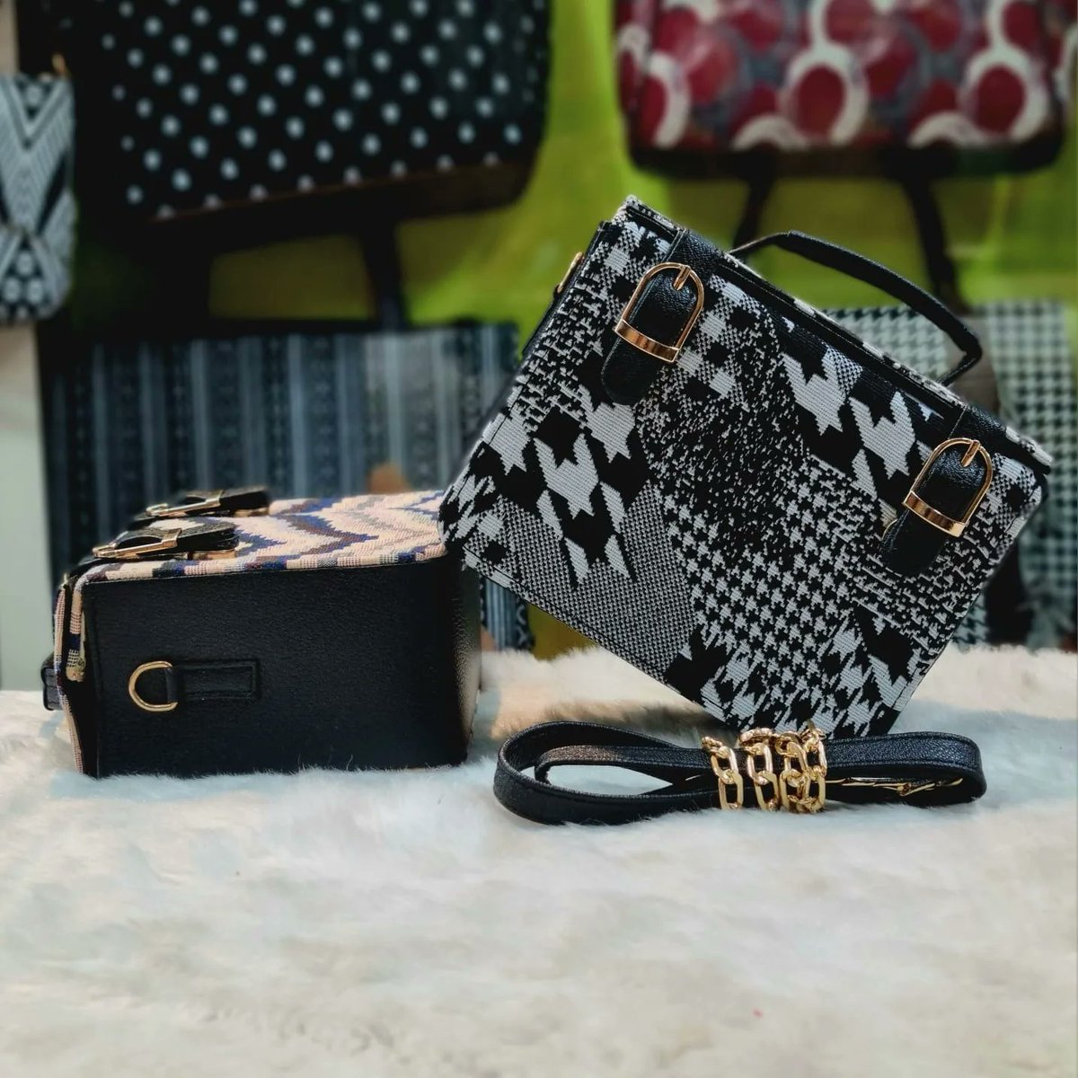 loopitstore's tweet image. *BOX SLING*
QUALITY 👌🏿 
HIGH GRADE RUG MATERIAL 
RICH QUALITY 
SINGLE PARTITION 
INSIDE SLIP POCKET 
DETACHABLE SLING BELT 
FRONT MAGNETIC CLOSURE 
SIZE 7 ” x 6”
MADE IN INDIA 🇮🇳
*450/- PLUS SHIPPING*