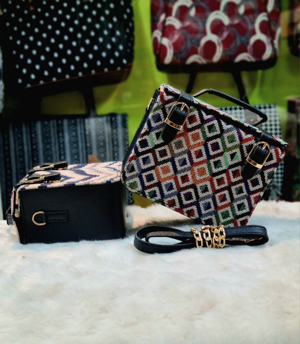 loopitstore's tweet image. *BOX SLING*
QUALITY 👌🏿 
HIGH GRADE RUG MATERIAL 
RICH QUALITY 
SINGLE PARTITION 
INSIDE SLIP POCKET 
DETACHABLE SLING BELT 
FRONT MAGNETIC CLOSURE 
SIZE 7 ” x 6”
MADE IN INDIA 🇮🇳
*450/- PLUS SHIPPING*