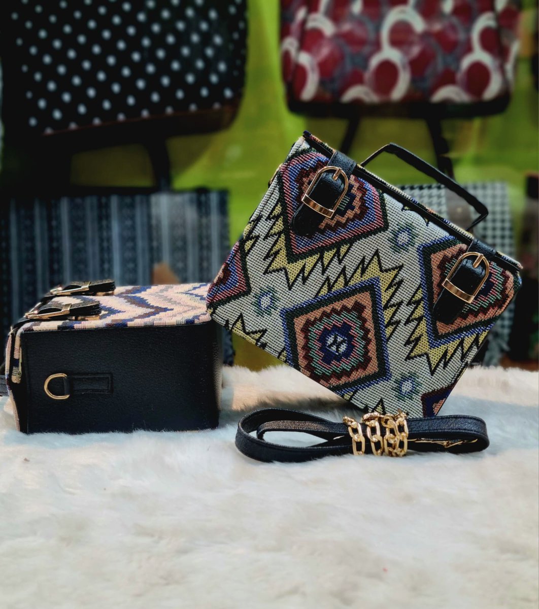 loopitstore's tweet image. *BOX SLING*
QUALITY 👌🏿 
HIGH GRADE RUG MATERIAL 
RICH QUALITY 
SINGLE PARTITION 
INSIDE SLIP POCKET 
DETACHABLE SLING BELT 
FRONT MAGNETIC CLOSURE 
SIZE 7 ” x 6”
MADE IN INDIA 🇮🇳
*450/- PLUS SHIPPING*