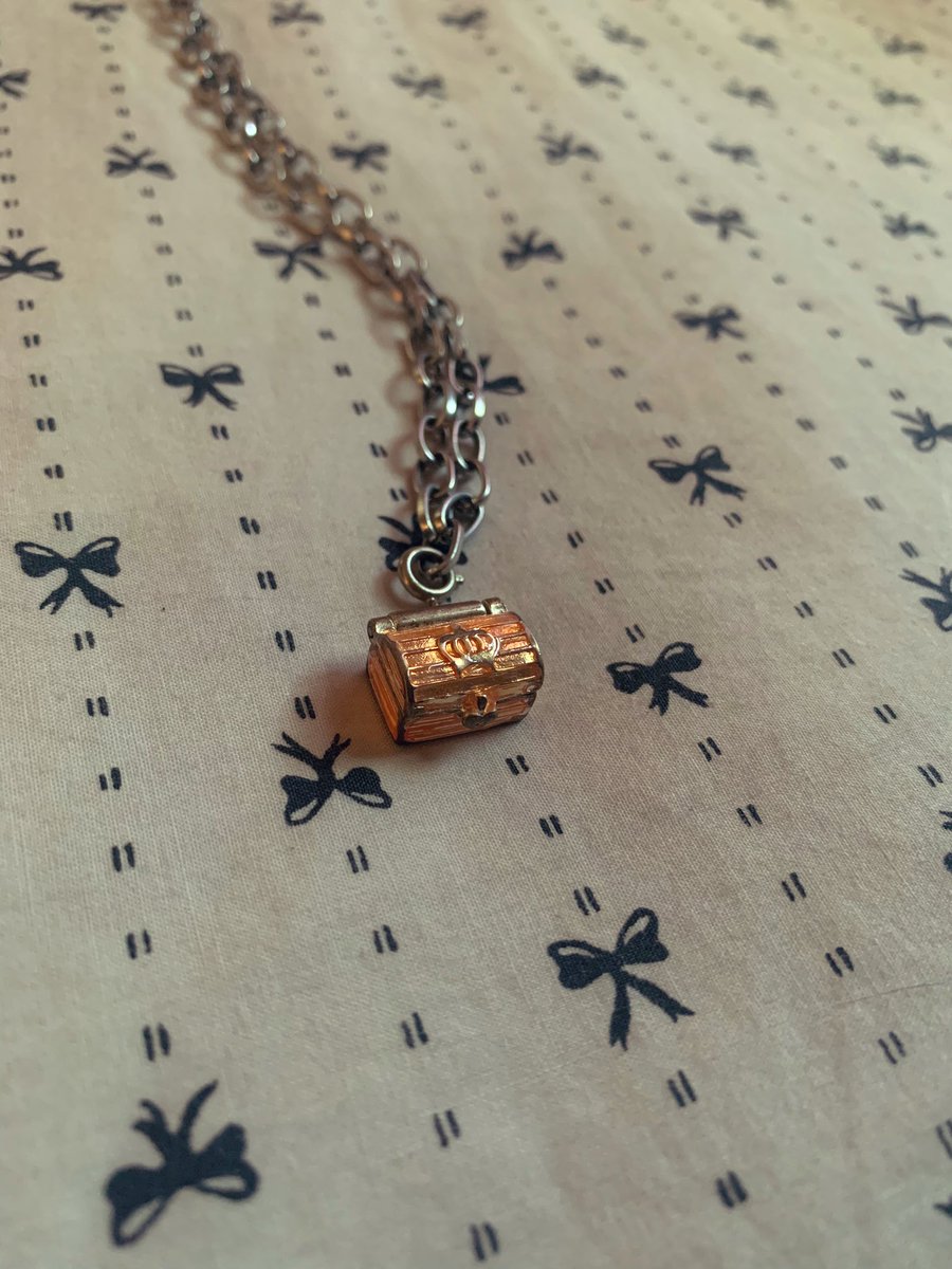 DemsGemz's tweet image. ✨It’s thrifted mail time!! This Gem came from Poshmark!🏴‍☠️💎💰

#Onlinethrifting #Poshmark #Gemz #secondhand #onlineshopping #mailcall #Gem #Mail #mailonline 
#necklace #treasure #vintage #Happyonlinethrifting