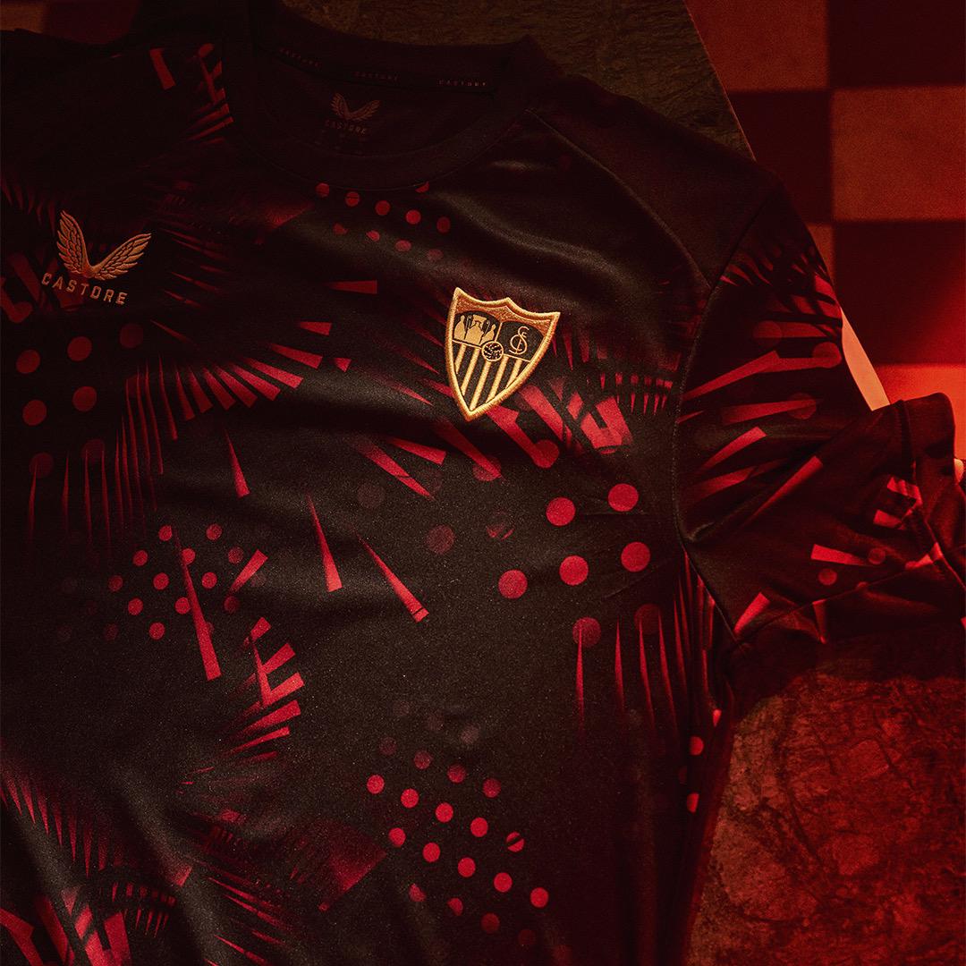 SevillaFC's tweet photo. 🆕 Nuestra actitud y pasión viene de nuestra ciudad. Habrá quien le diga carácter, nosotros lo llamamos SEVILLANÍA. 👕⚪️🔴⚫️

#EjemploDeSevillanía