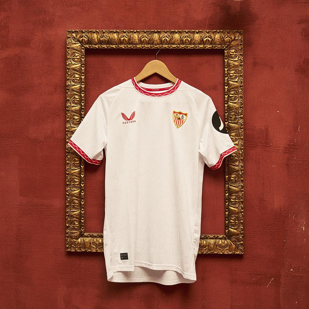 SevillaFC's tweet photo. 🆕 Nuestra actitud y pasión viene de nuestra ciudad. Habrá quien le diga carácter, nosotros lo llamamos SEVILLANÍA. 👕⚪️🔴⚫️

#EjemploDeSevillanía