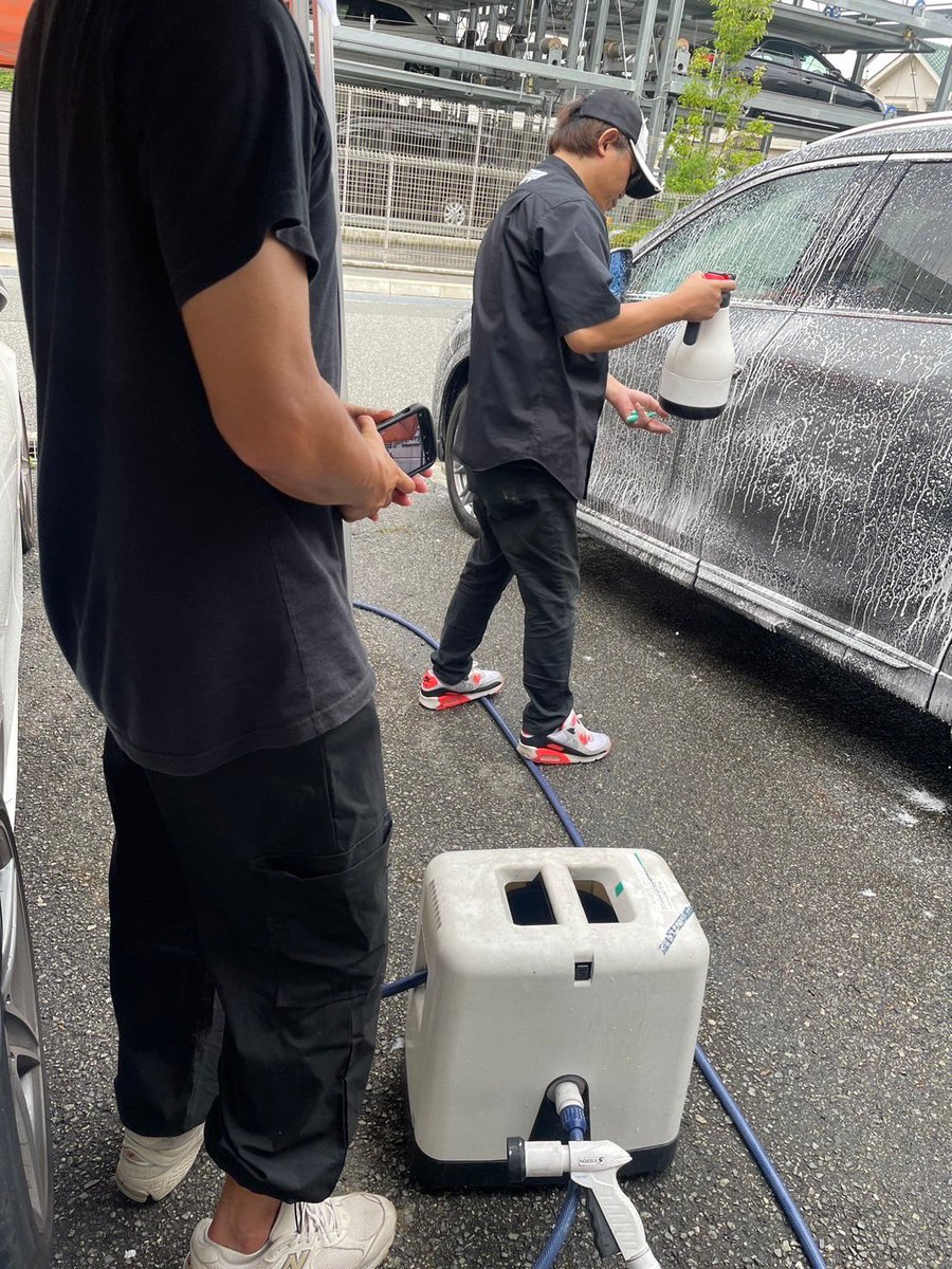 Spinoff1204's tweet photo. 昨日は兵庫県加古川市へ🚗💨

新しく出張洗車事業を始められる、という事で
本格的な洗車から、弊社液剤を使用したコーティングまでの講習のご依頼をいただきました😊

懸念されていた雨予報も、降ったのは降ったけど、それほど影響も無く、何なら昼からは青空が見えるくらいになりました☀️

屋外洗車ならではの留意点や、あまり聞くことのないであろう、液剤や業界の裏話、最近流行りの洗車方法のメリット、デメリットなど、固くなり過ぎない様に、終始和気藹々と楽しく講習させていただけました

本格的な洗車は初めて、という事でしたが、
どんどん綺麗になっていく車を見て感激していただきこちらとしても楽しく、嬉しい時間でした✨

座学から、必要機材の説明、実車を使用した実践練習へと、学びたいと言う気持ちをどんどんいただき、しっかりと疑問点も聞いていただき、説明にも熱がこもりました🔥

本格的に事業としてスタートされたら改めてこちらでご紹介させていただきます😊

まずは濃色車で説明しながら予洗いからコーティングまで、弊社スタッフメインでさせていただき
淡色車では都度アドバイスをしながら、ご依頼された方メインで、同じ流れをしていただきました
😊

#SPINOFF
#エレクトル
#静電気除去コーティング
#洗車
#講習
#ケミカル
#メリット
#デメリット
#硬化系
#研磨
#ポリッシング