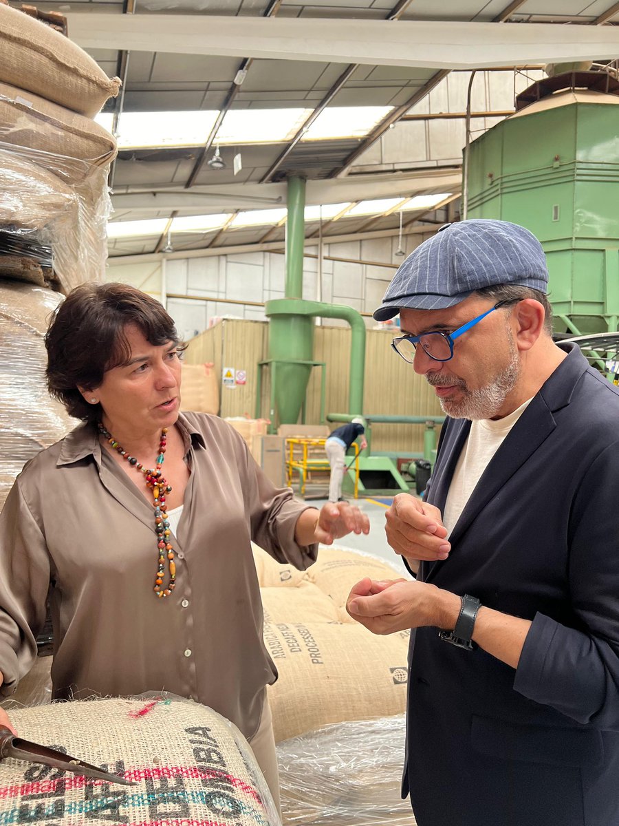 Café Dromedario (@grupodromedario) on Twitter photo 🌟🌟🌟 <a href="/_JesusSanchez/">Jesús Sánchez</a> chef 3 estrellas Michelin del Cenador de Amós, renueva un año más su compromiso como embajador de Café Dromedario ☕️ 🐪 Ha visitado nuestra fábrica en Cantabria acompañado de nuestra CEO Charo Baqué.
#café #coffee #coffetime #embajador #estrellamichelin 🌟🌟🌟 <a href="/_JesusSanchez/">Jesús Sánchez</a> chef 3 estrellas Michelin del Cenador de Amós, renueva un año más su compromiso como embajador de Café Dromedario ☕️ 🐪 Ha visitado nuestra fábrica en Cantabria acompañado de nuestra CEO Charo Baqué.
#café #coffee #coffetime #embajador #estrellamichelin