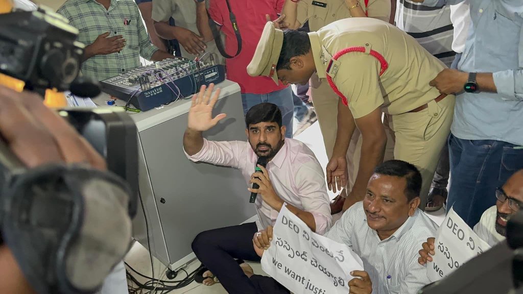 BRSHarish's tweet photo. హుజురాబాద్ బీఆర్ఎస్ ఎమ్మెల్యే @KaushikReddyBRS పై క్రిమినల్ కేసు నమోదు చేయడాన్ని తీవ్రంగా ఖండిస్తున్నాను. ప్రజల సమస్యల���ు జెడ్పీ సమావేశం దృష్టికి తీసుకురావడమే కౌశిక్ రెడ్డి చేసిన తప్పా.? 

ప్రశ్నించే గొంతులను అక్రమ కేసులు బనాయించి మూయించడమేనా ప్రజా పాలన.?

కాంగ్రెస్ పాలనలో ప్రజాప్రతినిధులు సైతం ప్రభుత్వాన్నిప్రశ్నించలేని పరిస్థితి. ఇలాంటి బెదిరింపులకు బిఆర్ఎస్ పార్టీ భయపడదు. ప్రతీకార చర్యలను, అక్రమ కేసులను చట్టపరంగా ఎదుర్కొంటాం. ప్రజల తరుపున పోరాటం కొనసాగిస్తాం.
#CongressFailedTelangana