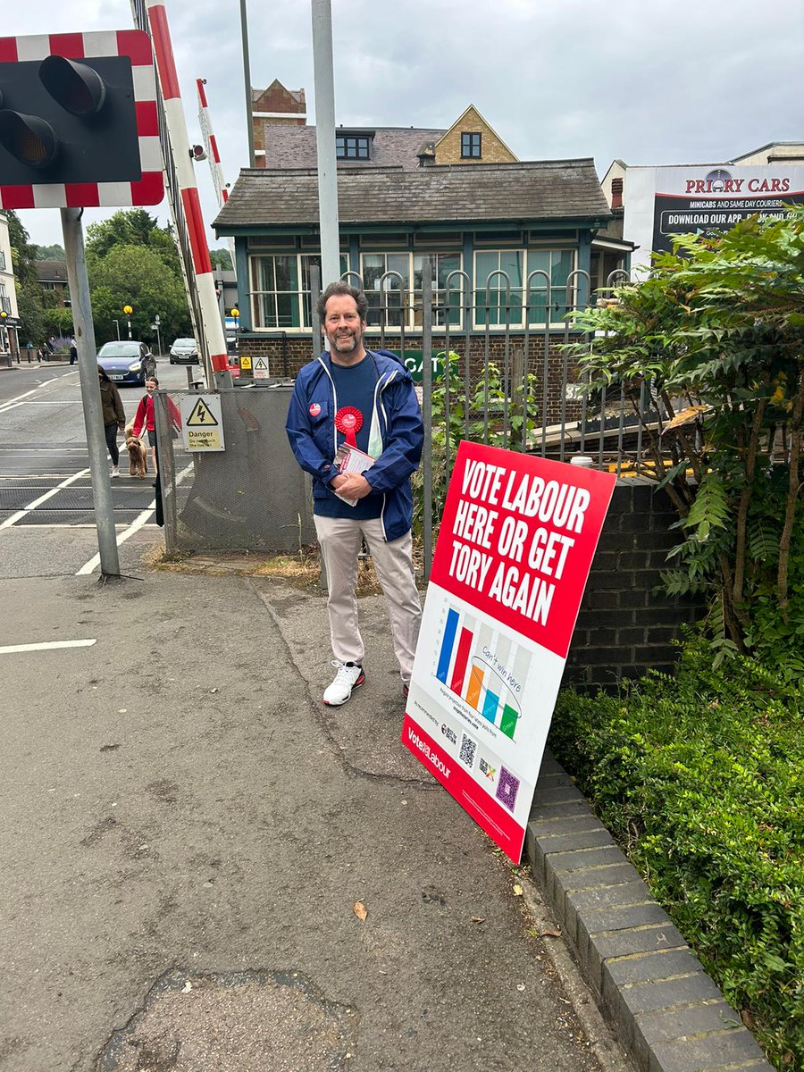 StuartBradyLab's tweet image. The #bradybunch out in force across the area. Come and say hello in Redhill, Reigate, Kingswood, Iceland -Redhill, and Banstead and Nork later throughout the day. Vote Labour tomorrow!
