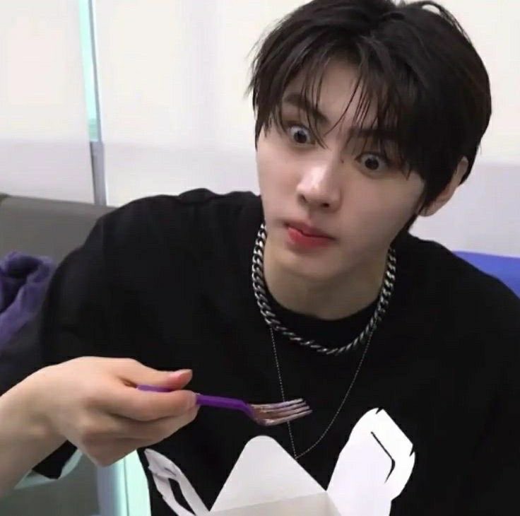 jnklcshn's tweet photo. Thread of sunghoon eating &amp; drinking because he look absolutely baby while eating!

A very much needed thread for the soft hoonist to give cute aggression. https://t.co/6YRZlpeD7B