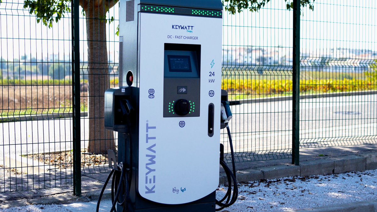 Dans le contexte de la transition énergétique et de la lutte contre le changement climatique, une tendance émerge avec force : l’électrification des transports.

Notre article 
ies-synergy.com/emergence-des-…

#TransitionÉnergétique
#ÉlectrificationDesTransports
#BornesDeChargement
#VE