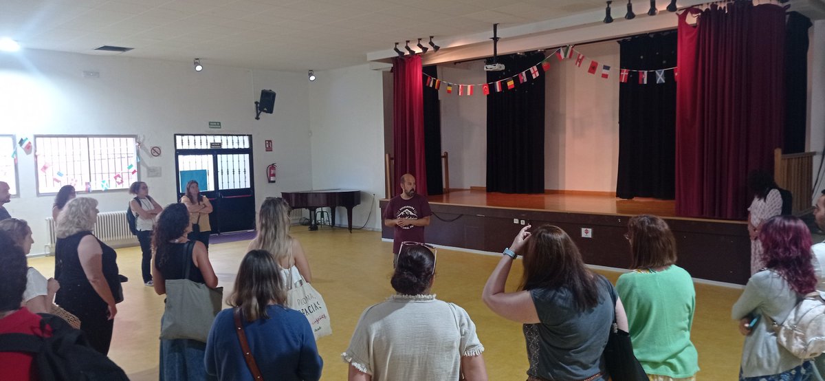 cramosvcv's tweet photo. #IF_CMadrid @sebashugon @MalenaRubio @almupaleo Tercer día ExploraMAD: visitamos el CEIP Príncipe de Asturias (Navacerrada) "No solo se aprende en el aula, el alumnado aprende en cada espacio del centro" Mónica, Directora https://t.co/vh8hoDCPNz