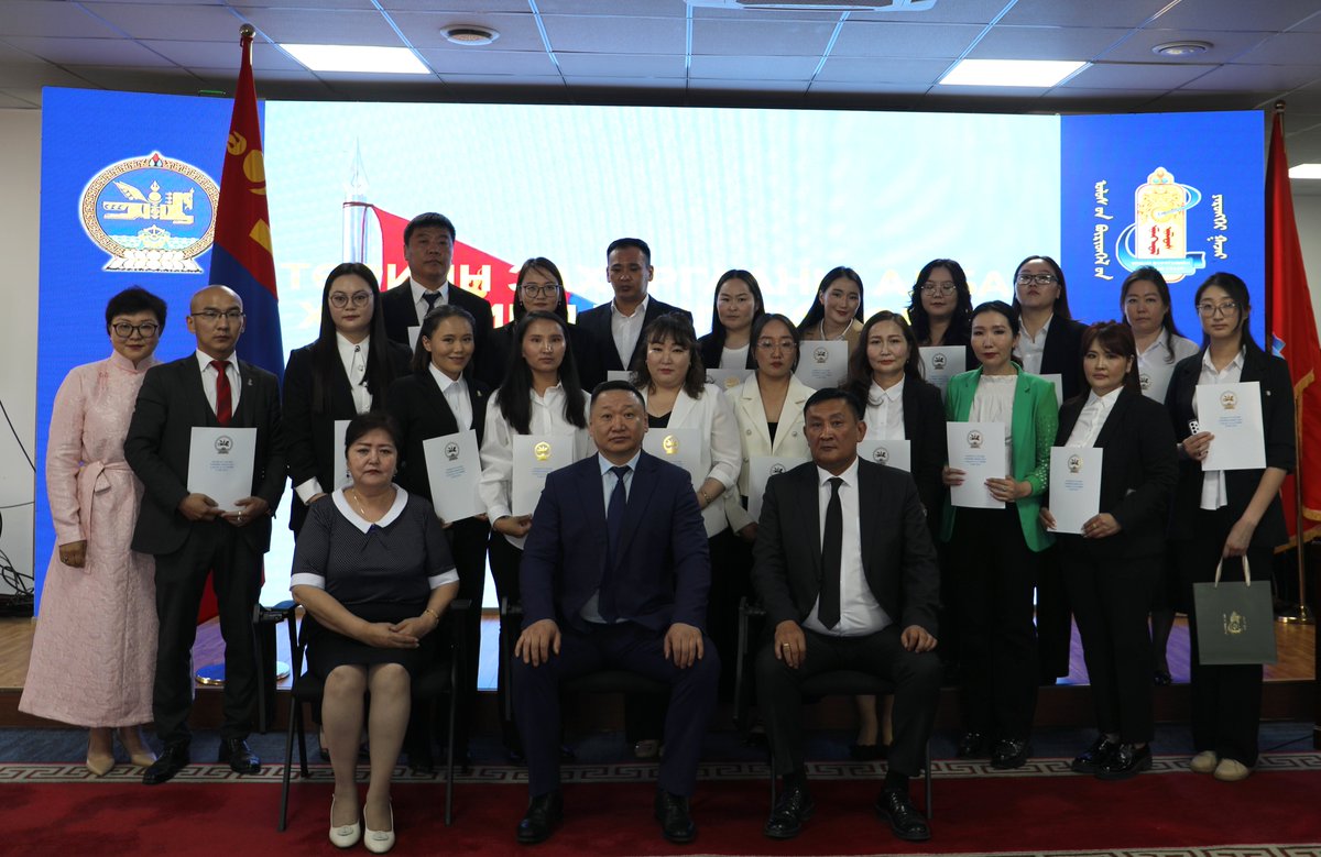 MnRegistration's tweet photo. Улсын бүртгэлийн байгууллагын албан хаагчид төрийн жинхэнэ албан хаагчийн тангараг өргөв
🌐https://t.co/dVqcBFMak5 https://t.co/z5ljrJlSa4